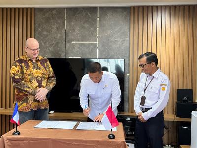 The Secretary of BSIP (Dr Haris Syahbuddin) and the Regional Director of CIRAD (Jean-Marc Roda), witnessing the signature of the framework agreement by the CEO of BSIP (Fadjry Djulfry). © A Chalumeau